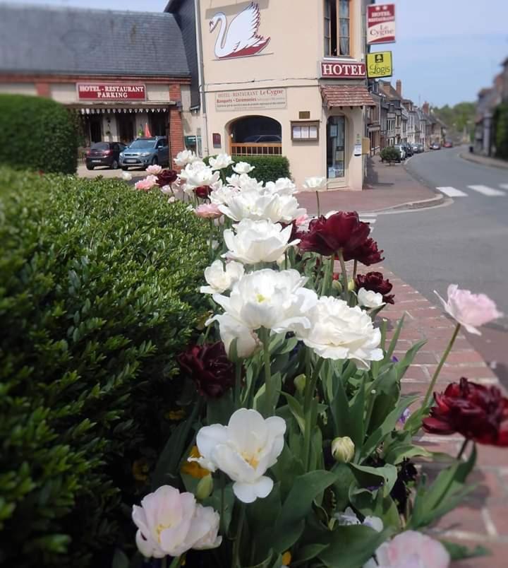 Hotel Restaurant Le Cygne Conches-en-Ouche Exterior photo