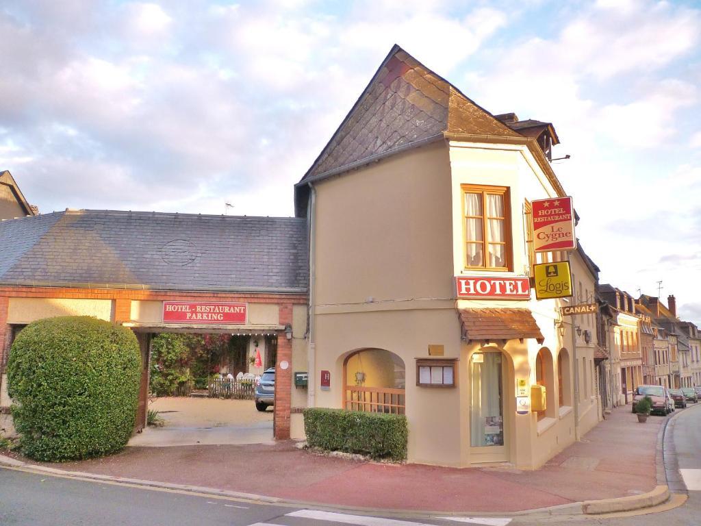 Hotel Restaurant Le Cygne Conches-en-Ouche Exterior photo