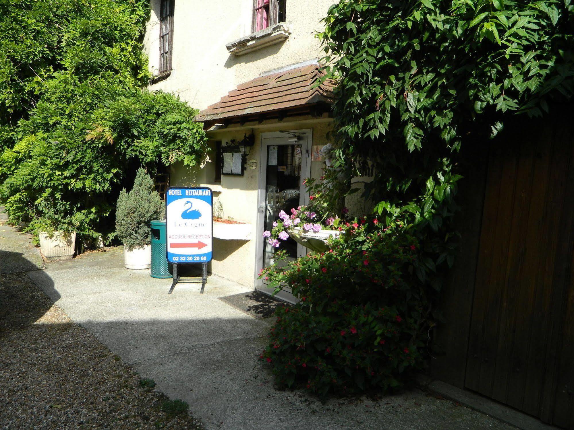 Hotel Restaurant Le Cygne Conches-en-Ouche Exterior photo