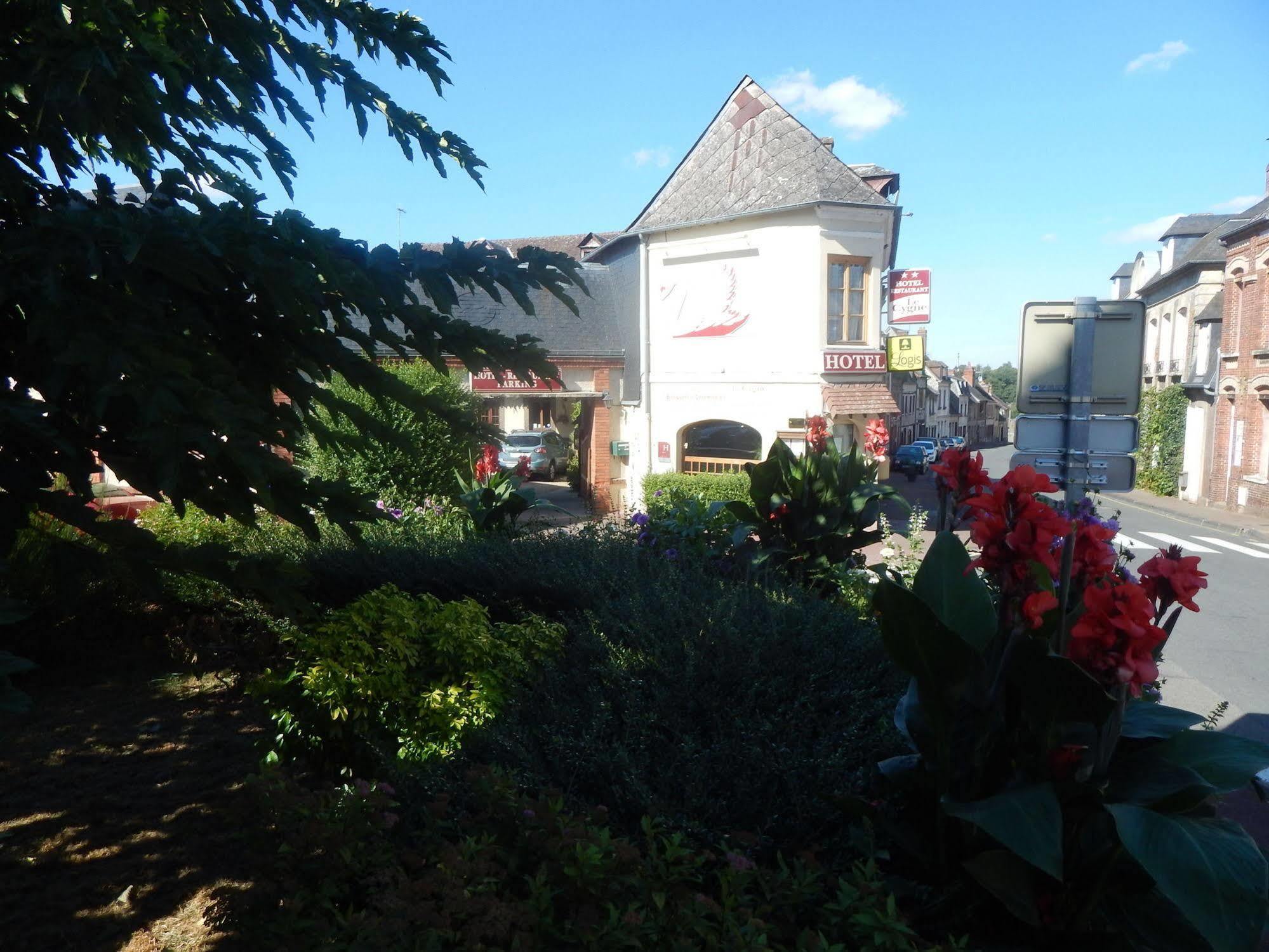 Hotel Restaurant Le Cygne Conches-en-Ouche Exterior photo